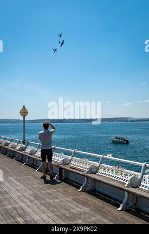 Torquay, Royaume-Uni. 2 juin 2024. Les gens regardent l'English Riviera Airshow avec des expositions au-dessus de Torquay et Paignton dans le Devon. Crédit : Thomas Faull/Alamy Live News Banque D'Images