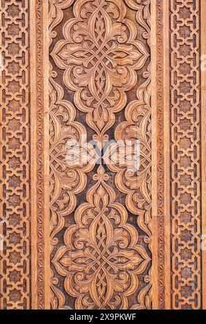 tadjik kandakori motifs arabesque ornement sur une porte sculptée en bois vintage au Tadjikistan en gros plan Banque D'Images