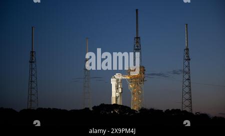 Cap Canaveral (États-Unis d'Amérique). 31 mai 2024. Le vaisseau spatial Boeing CST-100 Starliner au sommet de la fusée ULA Atlas V au coucher du soleil alors qu'il se prépare pour le jour de lancement du Space Launch Complex-41 au Kennedy Space Center, le 31 mai 2024, à Cape Canaveral, en Floride. Le Starliner First Manned Crew Flight test a subi une série de retards et devrait être lancé le 1er juin. Crédit : Joel Kowsky/NASA photo/Alamy Live News Banque D'Images