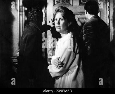 Russ Tamblyn, Julie Harris, Richard Johnson, sur le plateau du film, 'The Haunting', MGM, 1963 Banque D'Images