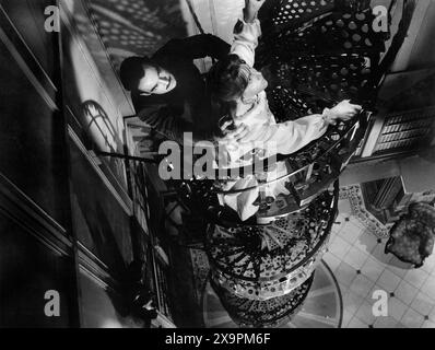 Richard Johnson, Julie Harris, sur le plateau du film, 'The Haunting', MGM, 1963 Banque D'Images