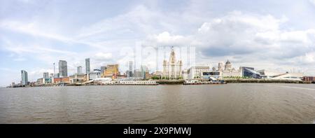 Paysage urbain panoramique du front de mer de Liverpool, y compris les Three grâces et le terminal des ferries depuis un ferry Mersey, Liverpool, Merseyside, Royaume-Uni, le 21 mai Banque D'Images