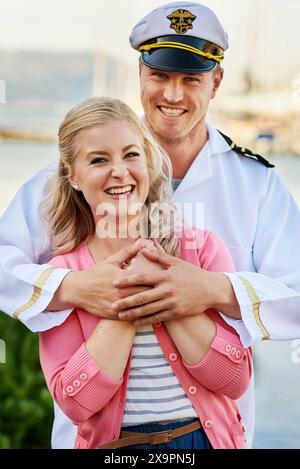 Portrait, couple et amour câlin avec uniforme pour le sceau de marine, héros militaire et relation avec le soutien. Homme, femme et embrasser avec soldat de marine pour Banque D'Images