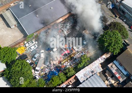 Birmingham, Royaume-Uni. 02 juin 2024. Les pompiers des West Midlands ont 10 pompes avec environ 50 pompiers, une équipe à grand volume et une plate-forme hydraulique en présence d'un incendie dans une unité industrielle sur Lower Tower Street à Newtown, Birmingham. La fumée pouvait être vue à des kilomètres autour de la ville. Un appel 999 est arrivé à 15h20 à un grand incendie de cour de bâtiment industriel. Les pompiers tentent maintenant d'empêcher le feu de se propager aux propriétés adjacentes. Il est rapporté que le chantier contient un nombre inconnu de cylindres. Personne n'a été blessé. Crédit : arrêter appuyez sur Media/Alamy L. Banque D'Images