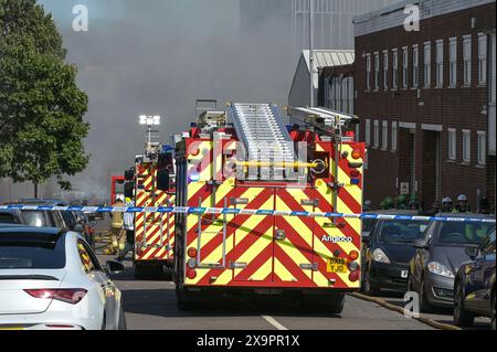 Birmingham, Royaume-Uni. 02 juin 2024. Les pompiers des West Midlands ont 10 pompes avec environ 50 pompiers, une équipe à grand volume et une plate-forme hydraulique en présence d'un incendie dans une unité industrielle sur Lower Tower Street à Newtown, Birmingham. La fumée pouvait être vue à des kilomètres autour de la ville. Un appel 999 est arrivé à 15h20 à un grand incendie de cour de bâtiment industriel. Les pompiers tentent maintenant d'empêcher le feu de se propager aux propriétés adjacentes. Il est rapporté que le chantier contient un nombre inconnu de cylindres. Personne n'a été blessé. Crédit : arrêter appuyez sur Media/Alamy L. Banque D'Images