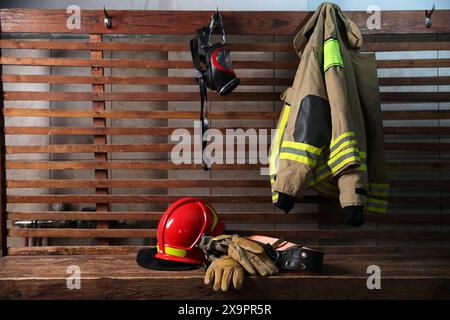 Uniforme de pompier, casque, gants et masque au poste Banque D'Images