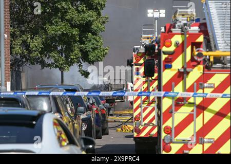 Birmingham, Royaume-Uni. 02 juin 2024. Les pompiers des West Midlands ont 10 pompes avec environ 50 pompiers, une équipe à grand volume et une plate-forme hydraulique en présence d'un incendie dans une unité industrielle sur Lower Tower Street à Newtown, Birmingham. La fumée pouvait être vue à des kilomètres autour de la ville. Un appel 999 est arrivé à 15h20 à un grand incendie de cour de bâtiment industriel. Les pompiers tentent maintenant d'empêcher le feu de se propager aux propriétés adjacentes. Il est rapporté que le chantier contient un nombre inconnu de cylindres. Personne n'a été blessé. Crédit : arrêter appuyez sur Media/Alamy L. Banque D'Images