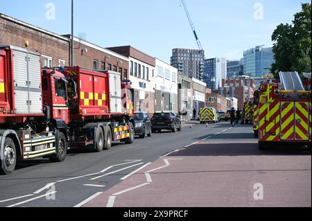 Birmingham, Royaume-Uni. 02 juin 2024. Les pompiers des West Midlands ont 10 pompes avec environ 50 pompiers, une équipe à grand volume et une plate-forme hydraulique en présence d'un incendie dans une unité industrielle sur Lower Tower Street à Newtown, Birmingham. La fumée pouvait être vue à des kilomètres autour de la ville. Un appel 999 est arrivé à 15h20 à un grand incendie de cour de bâtiment industriel. Les pompiers tentent maintenant d'empêcher le feu de se propager aux propriétés adjacentes. Il est rapporté que le chantier contient un nombre inconnu de cylindres. Personne n'a été blessé. Crédit : arrêter appuyez sur Media/Alamy L. Banque D'Images