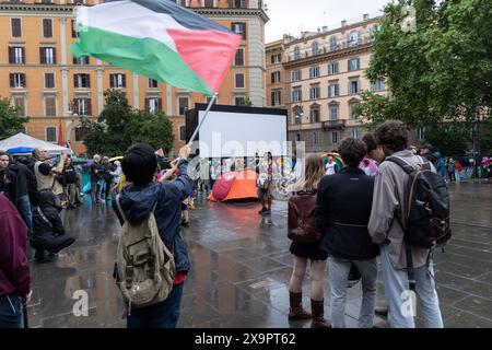 Rome, Italie. 02 juin 2024. Sit-in sur la Piazza San Cosimato à Rome organisé par le mouvement 'tentes contre les guerres' à l'occasion du jour de la République (photo de Matteo Nardone/Pacific Press) crédit : Pacific Press Media production Corp./Alamy Live News Banque D'Images