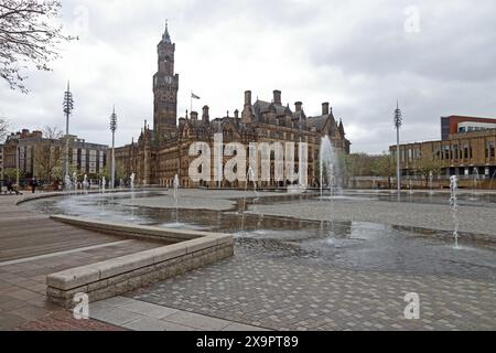 Hôtel de ville de Bradford, Centenary Square et City Park Banque D'Images