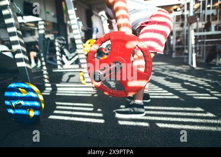 Homme fort effectuant le soulevé de terre avec barre. Entraînement de routine pour la santé physique et mentale. Banque D'Images