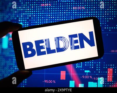 Konskie, Pologne - 30 mai 2024 : logo de la société Belden affiché sur le téléphone portable Banque D'Images