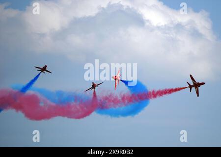 L'équipe d'affichage des flèches rouges de la RAF se produit lors du spectacle aérien IWM Duxford à Cambridgeshire. Date de la photo : dimanche 2 juin 2024. Banque D'Images