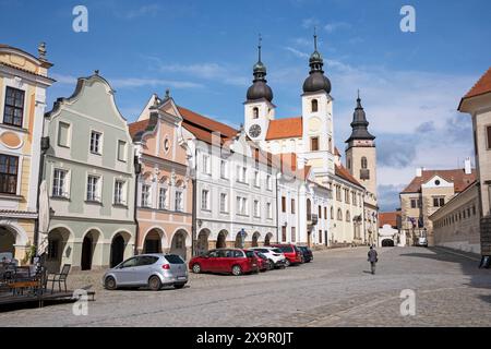 Maisons bourgeoises Renaissance et baroque et église du Saint-nom de Jésus, place Zachariáš de Hradec, Telč, République tchèque Banque D'Images