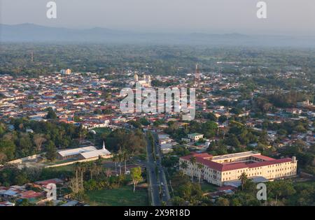 Diriamba, Nicaragua - 26 mai 2024 : paysage urbain de Diriamba sur le coucher du soleil vue aérienne sur la route principale Banque D'Images