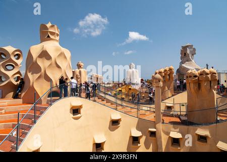 Toiture et cheminées décoratives à la Pedrera - Casa Milà, appartements d’Antoni Gaudi sur le Passeig de Gracia, Barcelone, Catalogne, Espagne. Banque D'Images