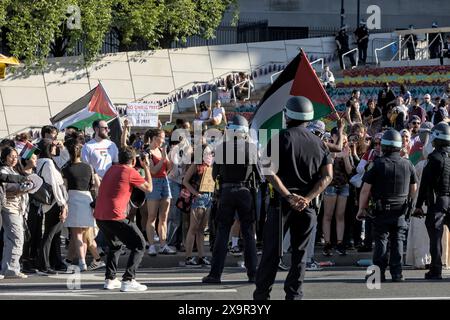 Brooklyn, NY - mai 31 2024 : des policiers du NYPD observent une manifestation pro-palestinienne au Brooklyn Museum sur Eastern Parkway, Brooklyn, New York. Banque D'Images