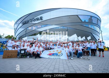 Budapest, Hongrie. 02 juin 2024. Handball : EHF CL final 4 - final - Györi Audi ETO KC - SG BBM Bietigheim. SG BBM les fans de Bietigheim se tiennent devant le Dôme MVM avant le début du match. Crédit : Marco Wolf/dpa/Alamy Live News Banque D'Images