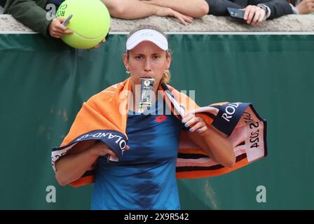 Paris, France. 02 juin 2024. La belge Elise Mertens photographiée après un match de tennis entre Mertens/Hsieh et Navarro/Shnaider, le couple belge/Chinois Taipei, au deuxième tour du double féminin, lors de l'Open de France Roland Garros, à Paris, en France, le dimanche 02 juin 2024. Le tournoi de cette année se déroule du 26 mai au 09 juin. BELGA PHOTO BENOIT DOPPAGNE crédit : Belga News Agency/Alamy Live News Banque D'Images