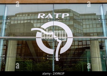 Enseigne et logo au siège de la RATP (Régie autonome des Transports Parisiens), société publique qui exploite la majorité des transports à Paris Banque D'Images