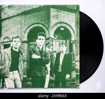 Image intérieure des Smiths debout à l'extérieur du Salford Lads Club, tirée de l'album The Queen Is Dead, sorti en 1986 Banque D'Images