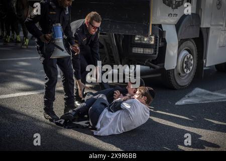 Bnei Brak, Israël. 02 juin 2024. Les policiers israéliens éloignent les manifestants ultra-orthodoxes qui bloquent une route à Bnei Brak, lors d’une manifestation contre d’éventuels changements de lois exemptant les hommes ultra-orthodoxes de la conscription militaire. Crédit : Ilia Yefimovich/dpa/Alamy Live News Banque D'Images