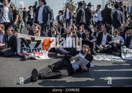 Bnei Brak, Israël. 02 juin 2024. Des manifestants juifs ultra-orthodoxes bloquent une route à Bnei Brak, lors d'une manifestation contre d'éventuels changements dans les lois exemptant les hommes ultra-orthodoxes de la conscription militaire. Crédit : Ilia Yefimovich/dpa/Alamy Live News Banque D'Images