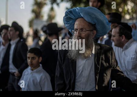 Bnei Brak, Israël. 02 juin 2024. Des manifestants juifs ultra-orthodoxes bloquent une route à Bnei Brak, lors d'une manifestation contre d'éventuels changements dans les lois exemptant les hommes ultra-orthodoxes de la conscription militaire. Crédit : Ilia Yefimovich/dpa/Alamy Live News Banque D'Images