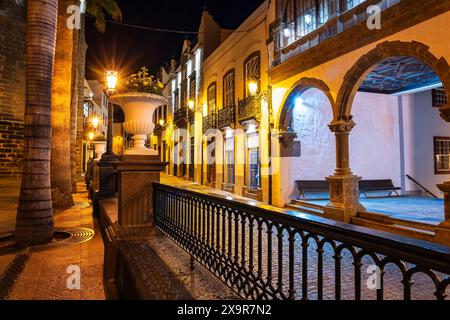 Bâtiments de style colonial avec portes en bois la nuit à Santa Cruz de la Palma, îles Canaries. Banque D'Images