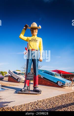 Statue de Cowboy du second Amendement, anciennement The Muffler Man, au Cadillac Ranch RV Park à Amarillo, Texas. Banque D'Images