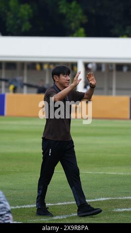 Jakarta, Indonésie, 02 juin 2024 L'entraîneur-chef de l'équipe nationale de football d'Indonésie SHIN TAE YONG pendant la séance d'ENTRAÎNEMENT avant LE MATCH D'ENTRAÎNEMENT Indonésie vs Tanzanie au stade Madya (Stadion Madya) le 02 juin 2024, à Jakarta Indonésie, crédit Shaquille Fabri/Alamy Banque D'Images