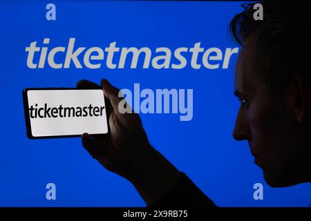 Bruxelles, Belgique. 02 juin 2024. Le logo Ticketmaster est affiché sur un smartphone avec Ticketmaster visible à l'écran en arrière-plan, dans cette illustration photo. Prise à Bruxelles, Belgique. Le 2 juin 2024. (Jonathan Raa/Sipa USA) *** strictement à des fins éditoriales *** crédit : Sipa USA/Alamy Live News Banque D'Images