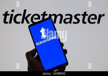 Bruxelles, Belgique. 02 juin 2024. Le logo Ticketmaster est affiché sur un smartphone avec Ticketmaster visible à l'écran en arrière-plan, dans cette illustration photo. Prise à Bruxelles, Belgique. Le 2 juin 2024. (Jonathan Raa/Sipa USA) *** strictement à des fins éditoriales *** crédit : Sipa USA/Alamy Live News Banque D'Images