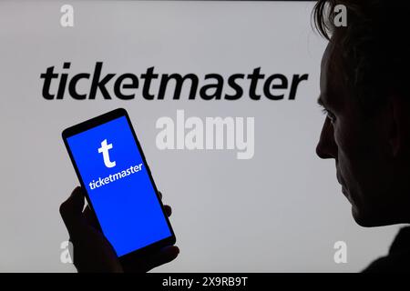 Bruxelles, Belgique. 02 juin 2024. Le logo Ticketmaster est affiché sur un smartphone avec Ticketmaster visible à l'écran en arrière-plan, dans cette illustration photo. Prise à Bruxelles, Belgique. Le 2 juin 2024. (Jonathan Raa/Sipa USA) *** strictement à des fins éditoriales *** crédit : Sipa USA/Alamy Live News Banque D'Images