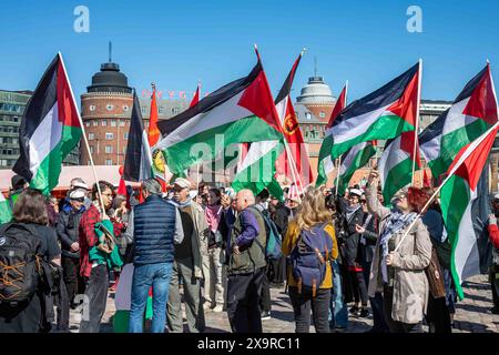 Les gens arborant des drapeaux palestiniens avant la fête du travail défilent sur la place du marché Hakaniemi à Helsinki, en Finlande Banque D'Images