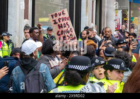 Manifestants devant le magasin Apple de Regent Street à Londres contre l’exploitation minière de cobalt au Congo avec des allégations de travail d’enfants et de décès de mineurs Banque D'Images