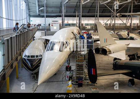 Duxford, Royaume-Uni. 2 juin 2024. Le Duxford Summer Air Show a eu lieu, marquant le 80e anniversaire du jour J. Cet anniversaire important a été honoré par l’arrivée d’une flotte de Dakotas historiques, l’avion emblématique du débarquement du jour J, qui orne le ciel de Duxford pour une série de flypasts spectaculaires tout au long de la journée. Le vol a eu lieu de midi à 17h. il y avait beaucoup de plaisir pour toute la famille sur le terrain et dans le ciel, y compris les célèbres flèches rouges. Crédit : Keith Larby/Alamy Live News Banque D'Images