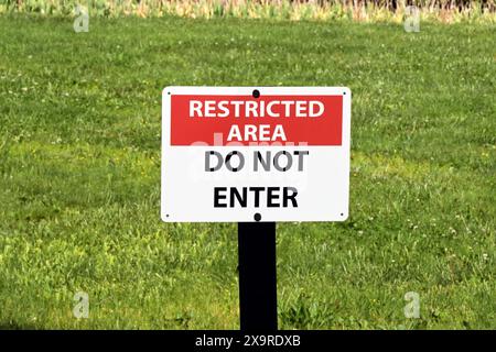 Panneau d'avertissement de zone interdite sur une pelouse avec un message ne pas entrer. Personne. Banque D'Images