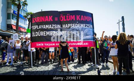 Izmir, Turquie. 02 juin 2024. Les militants des droits des animaux se sont rassemblés dans de nombreuses provinces de Turquie aujourd'hui et ont protesté contre les changements qui prévoient d'apporter à la "Loi sur la protection des animaux". Initiatives, défenseurs des droits des animaux et l'Association du Barreau d'Izmir ont pris la parole lors du rassemblement de la Justice et se sont opposés à la loi. Si la loi est adoptée, les chiens errants dont la population a augmenté seront collectés, et s’ils ne sont pas adoptés dans les 30 jours, ils seront euthanasiés. Crédit : İdil Toffolo/Alamy Live News Banque D'Images