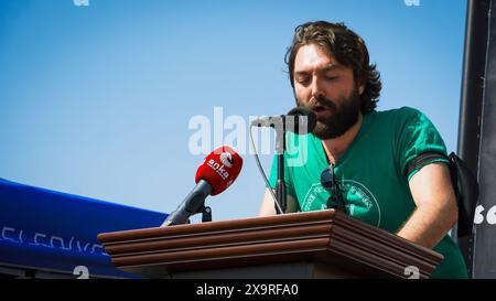 Izmir, Turquie. 02 juin 2024. Les militants des droits des animaux se sont rassemblés dans de nombreuses provinces de Turquie aujourd'hui et ont protesté contre les changements qui prévoient d'apporter à la "Loi sur la protection des animaux". Initiatives, défenseurs des droits des animaux et l'Association du Barreau d'Izmir ont pris la parole lors du rassemblement de la Justice et se sont opposés à la loi. Si la loi est adoptée, les chiens errants dont la population a augmenté seront collectés, et s’ils ne sont pas adoptés dans les 30 jours, ils seront euthanasiés. Crédit : İdil Toffolo/Alamy Live News Banque D'Images