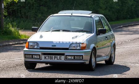 Stoke Goldington, Royaume-Uni - 11 mai 2024 : 1992 Ford Fiesta voiture conduite sur une route britannique Banque D'Images