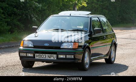 Stoke Goldington, Royaume-Uni - 11 mai 2024 : 1991 Ford Fiesta voiture conduite sur une route britannique Banque D'Images