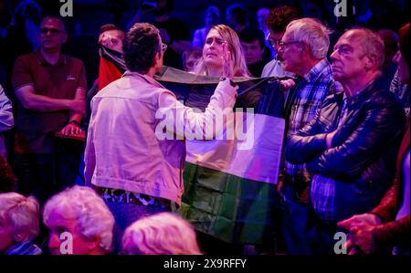 HILVERSUM - des activistes pro-Palestine perturbent la réunion. Le chef du parti Frans Timmermans lors de la finale pour l'Europe de GroenLinks-PvdA comme conclusion de la campagne pour les élections européennes. ANP ROBIN UTRECHT pays-bas Out - belgique Out Banque D'Images