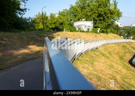 La route part dans la distance Banque D'Images