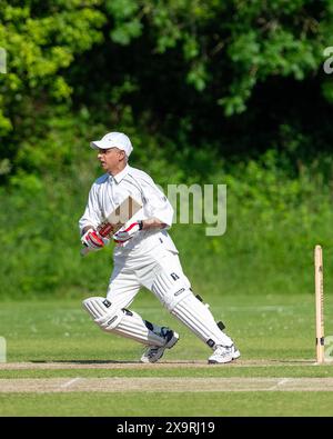 Londres, Royaume-Uni 2 juin 2024. Sadiq Kahn dans un match de cricket caritatif. Streatham et le Marlborough Cricket Club organisent un match de cricket de célébrités All-Star pour aider à recueillir des fonds pour leur projet de Pavillon sur leur terrain à Dulwich Common. Stephen Fry et Jim carter sont les arbitres du match et parmi les joueurs célèbres se trouvent Freddie Fox, Andy Zaltzman Wayne Gordon et Jenny Pacey. Crédit : MartinJPalmer/Alamy Live News Banque D'Images