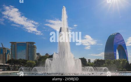 BAKOU, AZERBAÏDJAN- mai 25 2024 : une des plus grandes fontaines de la ville de Bakou Banque D'Images