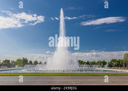 Une des plus grandes fontaines de la ville de Bakou Banque D'Images