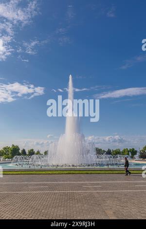 BAKOU, AZERBAÏDJAN- mai 25 2024 : une des plus grandes fontaines de la ville de Bakou Banque D'Images