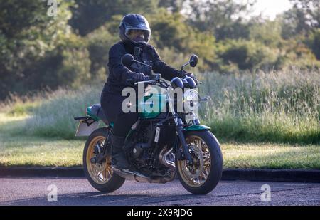 Stony Stratford, UK - 2 juin 2024 : 2024 kawasaki er 650 mpfbb moto sur une route de campagne britannique Banque D'Images
