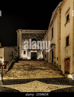 Le centre historique de Pescocostanzo la nuit avec la façade de la Basilique de Santa Maria del colle Banque D'Images